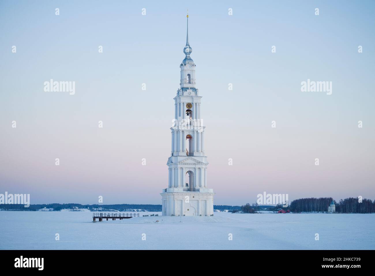 Vue sur l'ancien clocher inondé de la cathédrale Saint-Nicolas sur le réservoir gelé d'Uglich le matin de janvier.Kalyazin.Région de Tver, Russie Banque D'Images