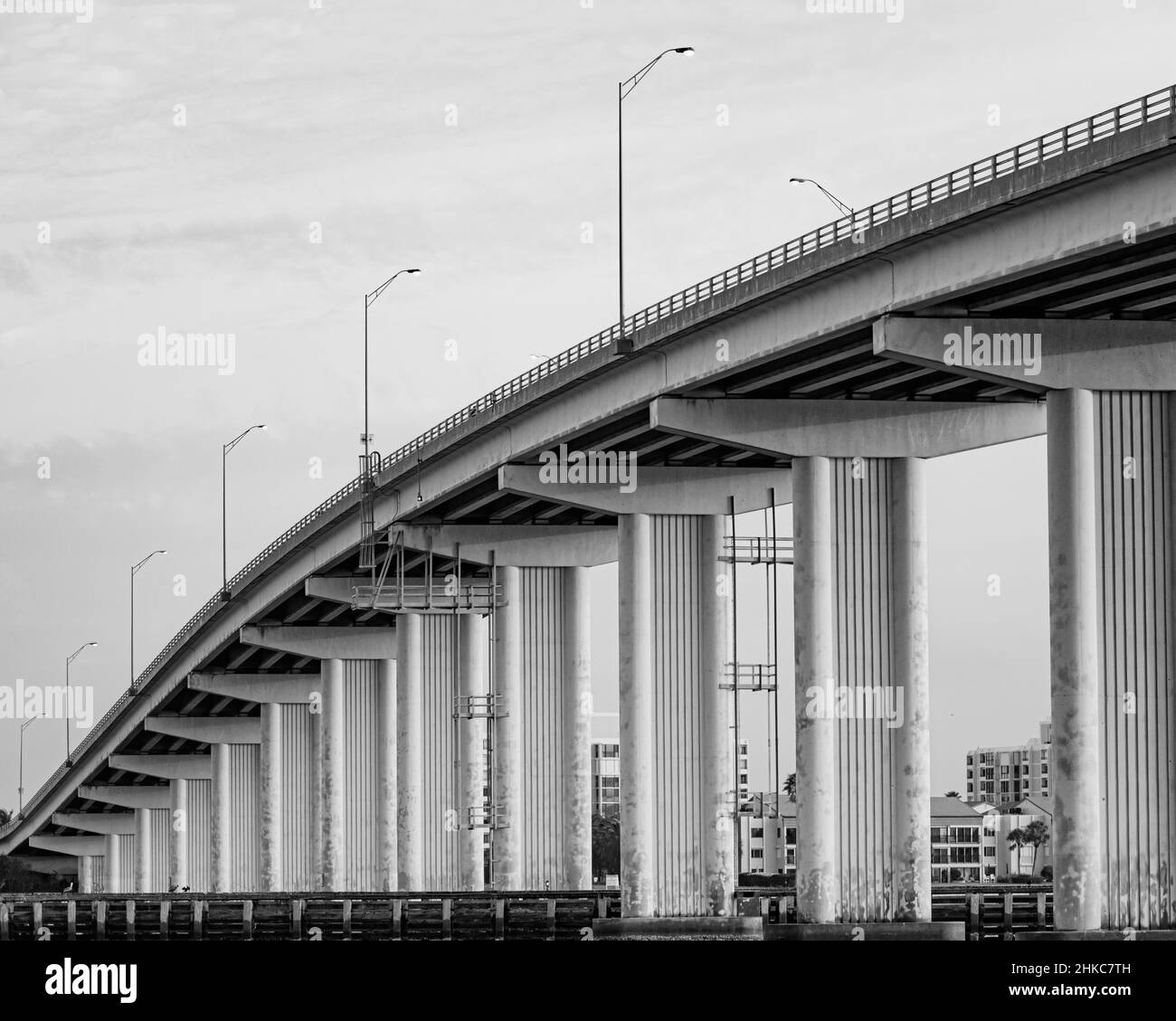 long pont noir et blanc de la ville Banque D'Images