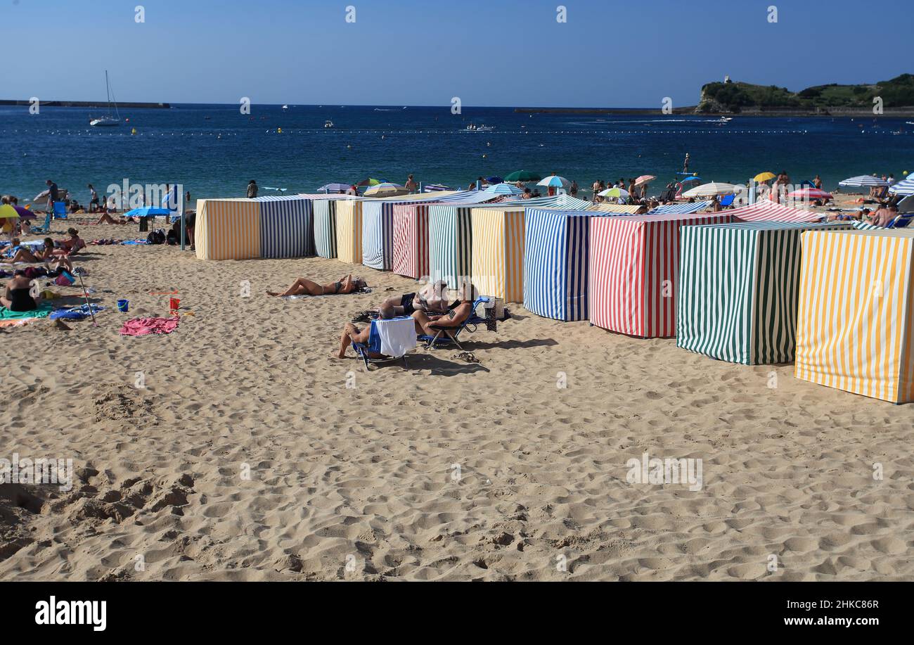 Tentes de baignade colorées et strippy sur la plage de la Grande Plage à St  Jean de Luz, pays Basque, Pyrénées Atlantiques, France Photo Stock - Alamy