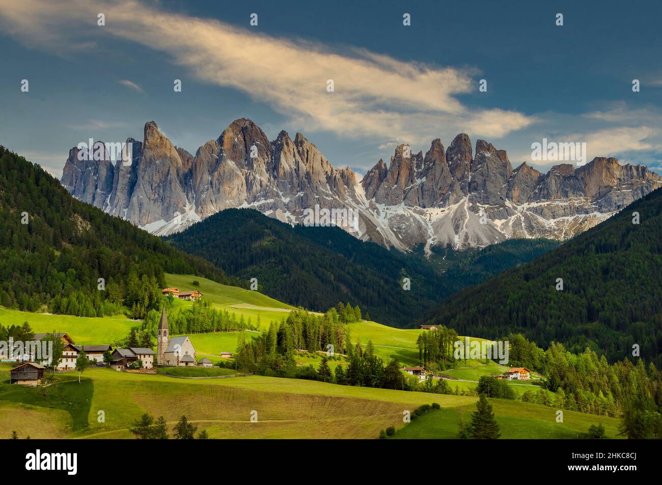 Vallée de Val di Funes avec Dolomites d'Odle Banque D'Images