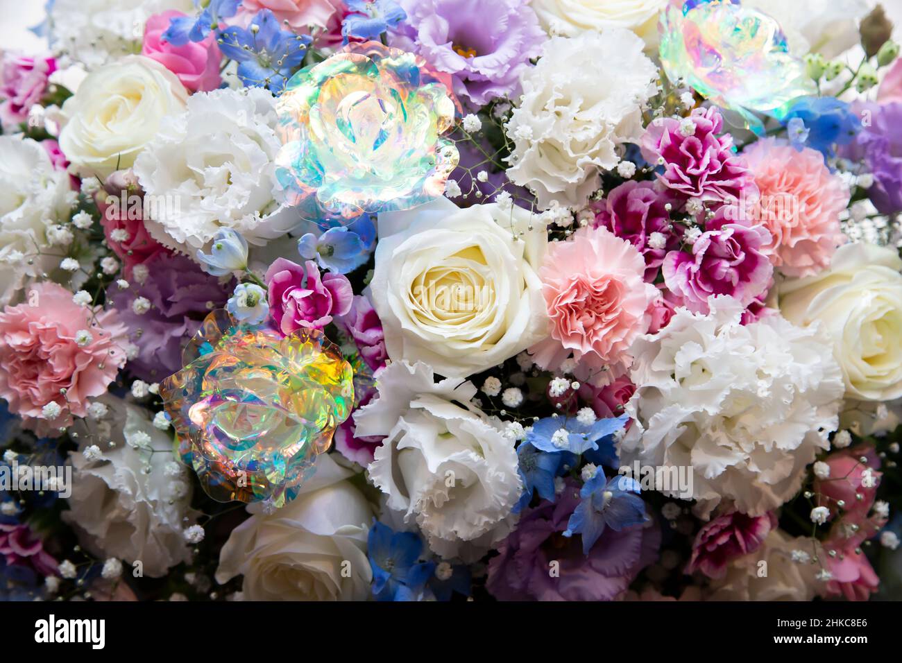 Les fleurs scintillantes sont cachées dans diverses fleurs Banque D'Images