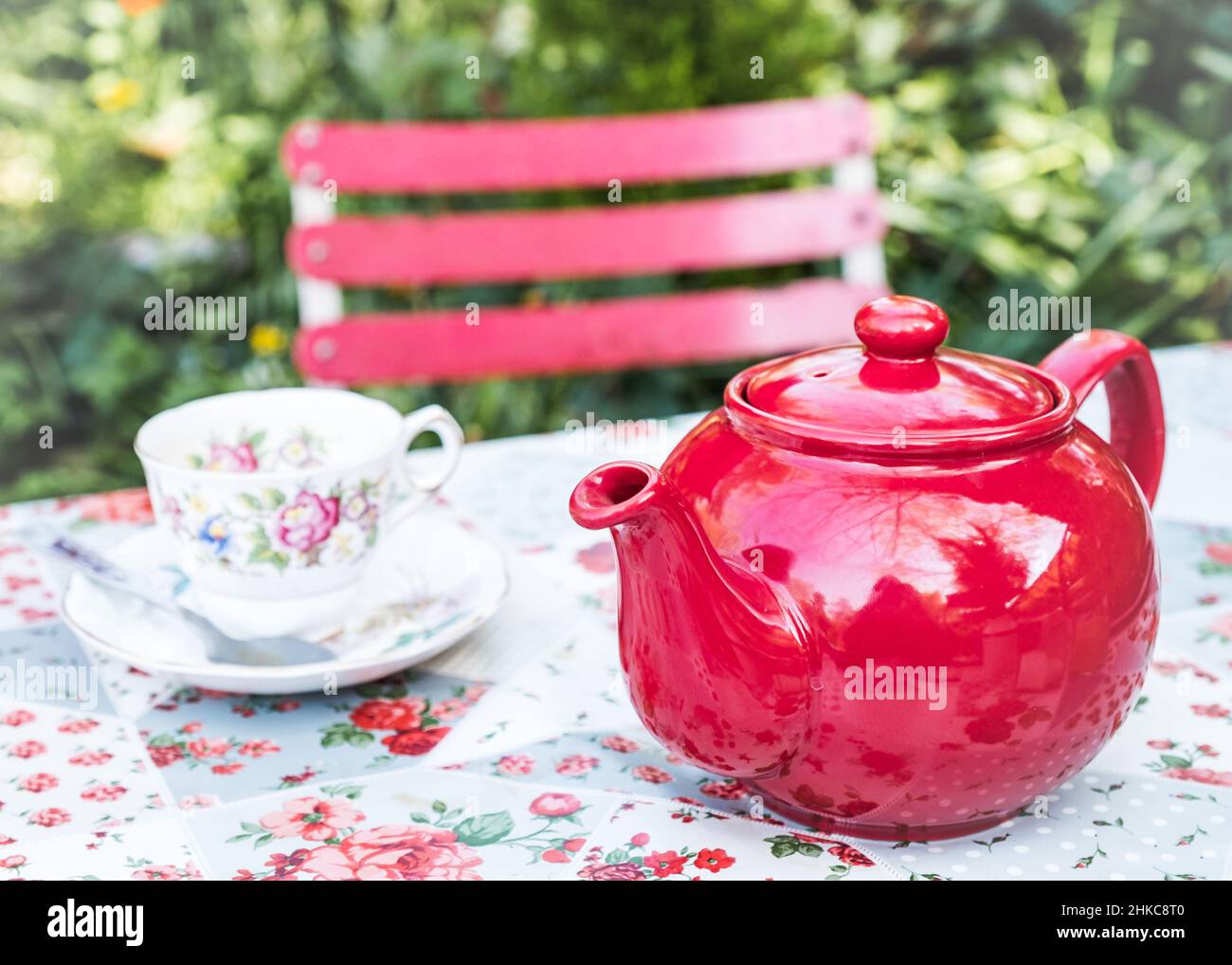 Théière en porcelaine rouge vintage pour le thé de l'après-midi. Banque D'Images