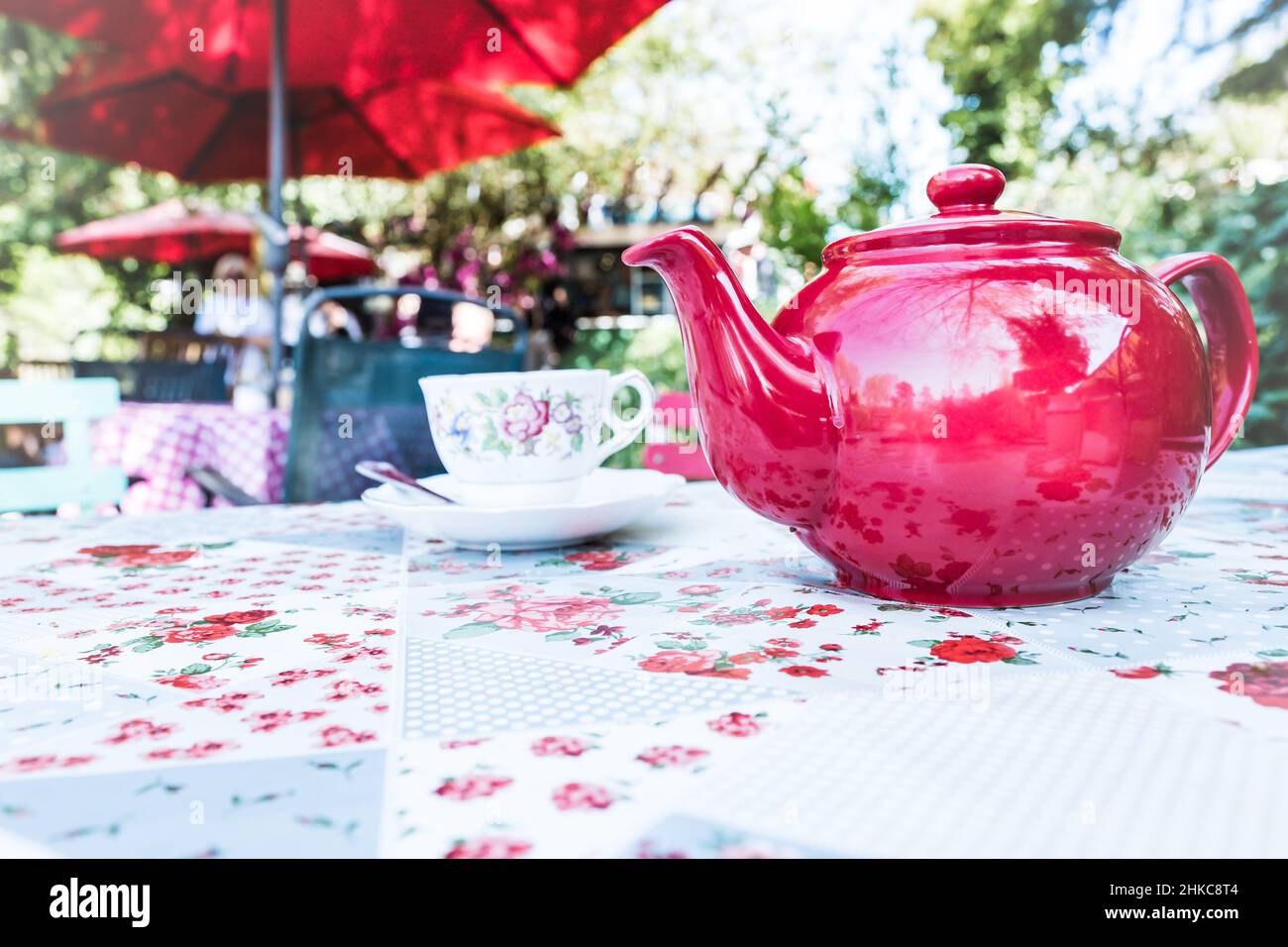 Théière en porcelaine rouge vintage pour le thé de l'après-midi. Banque D'Images