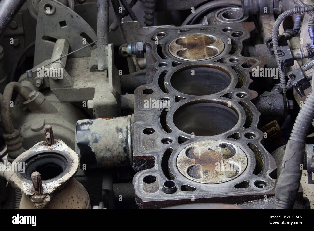 4 cylindres du moteur de la voiture dans l'huile, le moteur a été démonté  pendant la réparation Photo Stock - Alamy