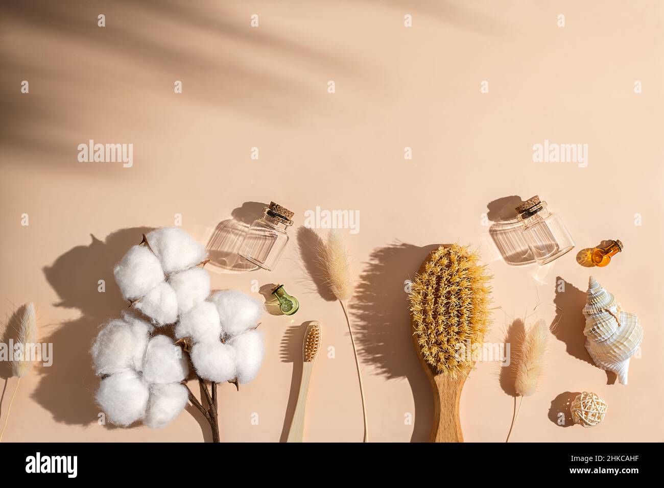 Accessoires de bain sur fond beige, vue du dessus, espace de copie. Placolatte.Concept quotidien de soins du corps, produits biologiques pour le bain Banque D'Images