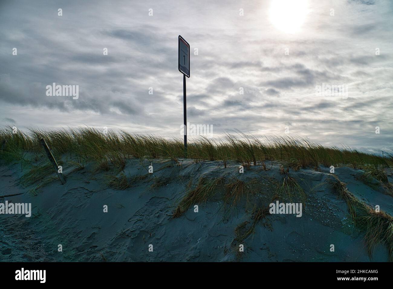 Sur la plage de la mer Baltique une plage traversant les dunes.Marche sur la plage sur le Darß à Zingst Banque D'Images