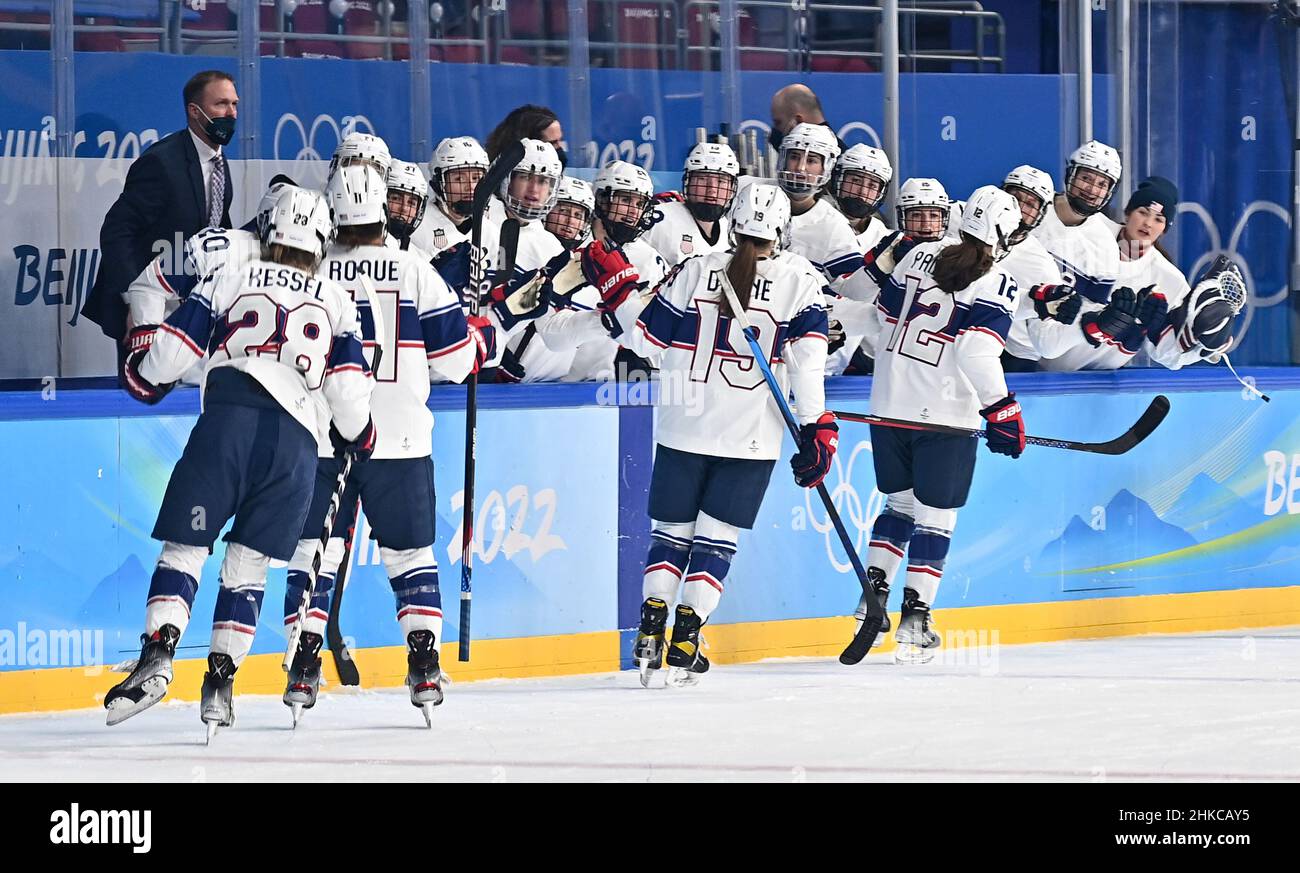 Pékin, Chine.3rd févr. 2022.Les joueurs des États-Unis célèbrent le score lors du match de hockey sur glace a entre la Finlande et les États-Unis au Wukesong Sports Center de Beijing, capitale de la Chine, le 3 février 2022.Credit: Chanson Yanhua/Xinhua/Alamy Live News Banque D'Images