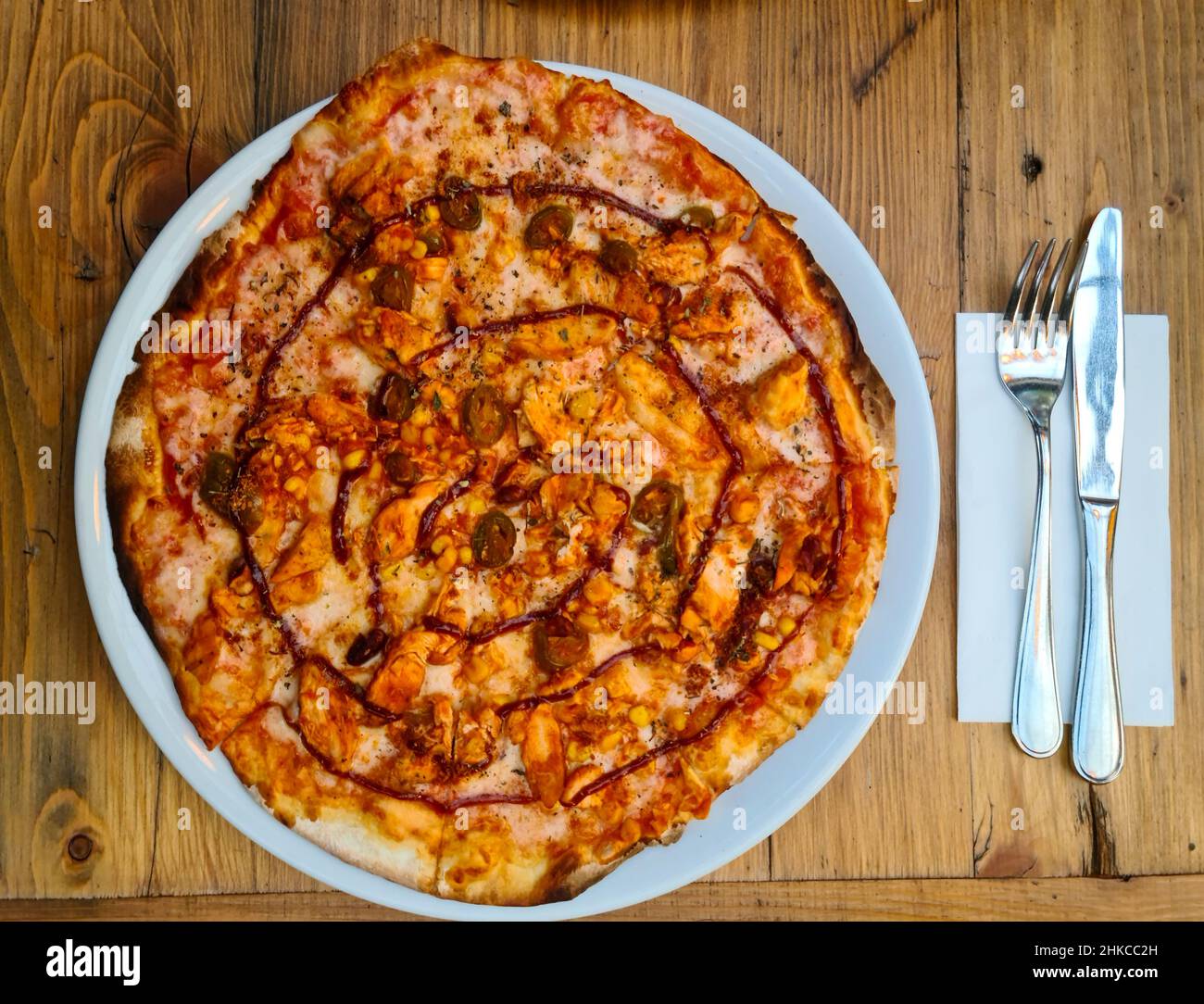 Pizza fraîche sur un plat blanc. Cuisine italienne traditionnelle. Banque D'Images