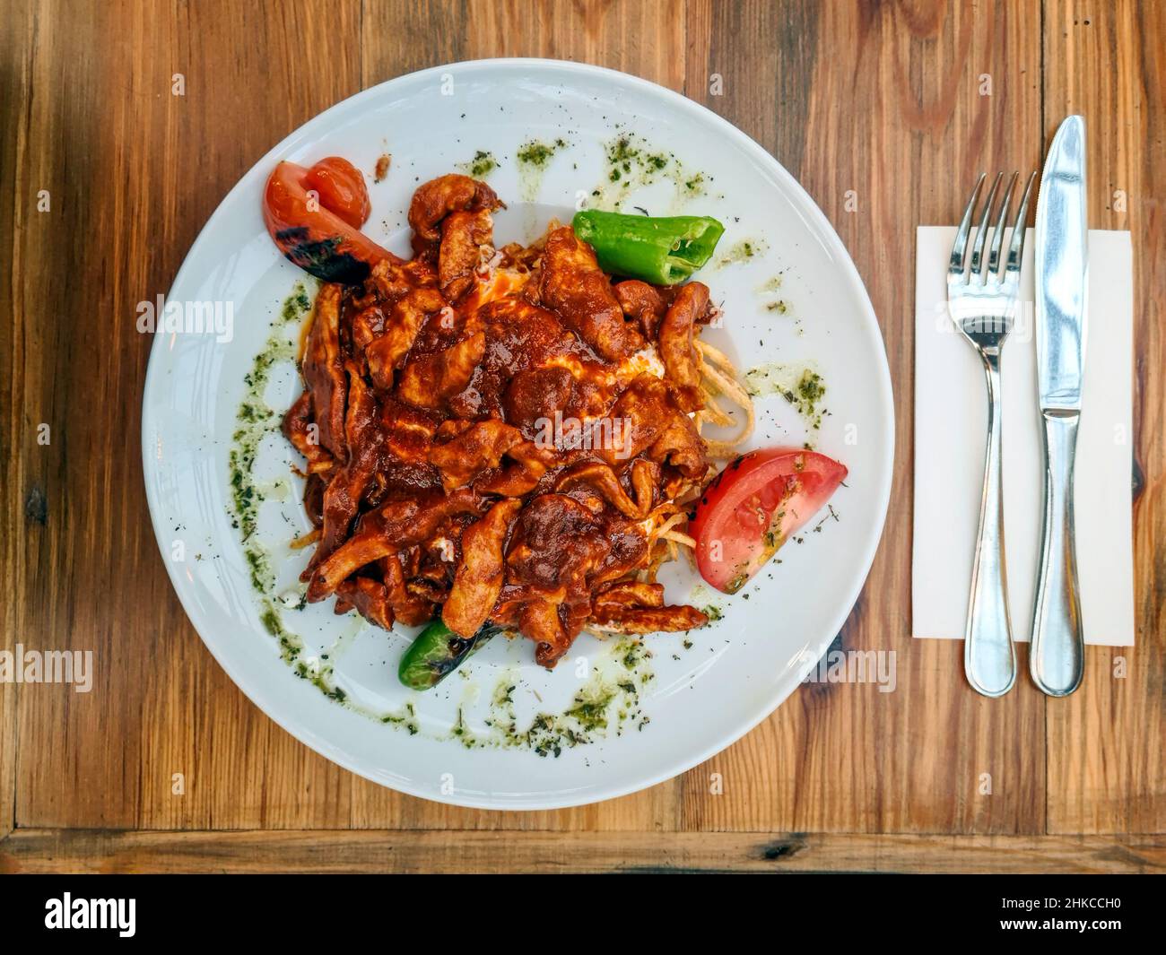 Repas turc traditionnel poulet cokertme. Le nom turc est 'çökertme'. L'image de repas avec fourchette et couteau. Banque D'Images