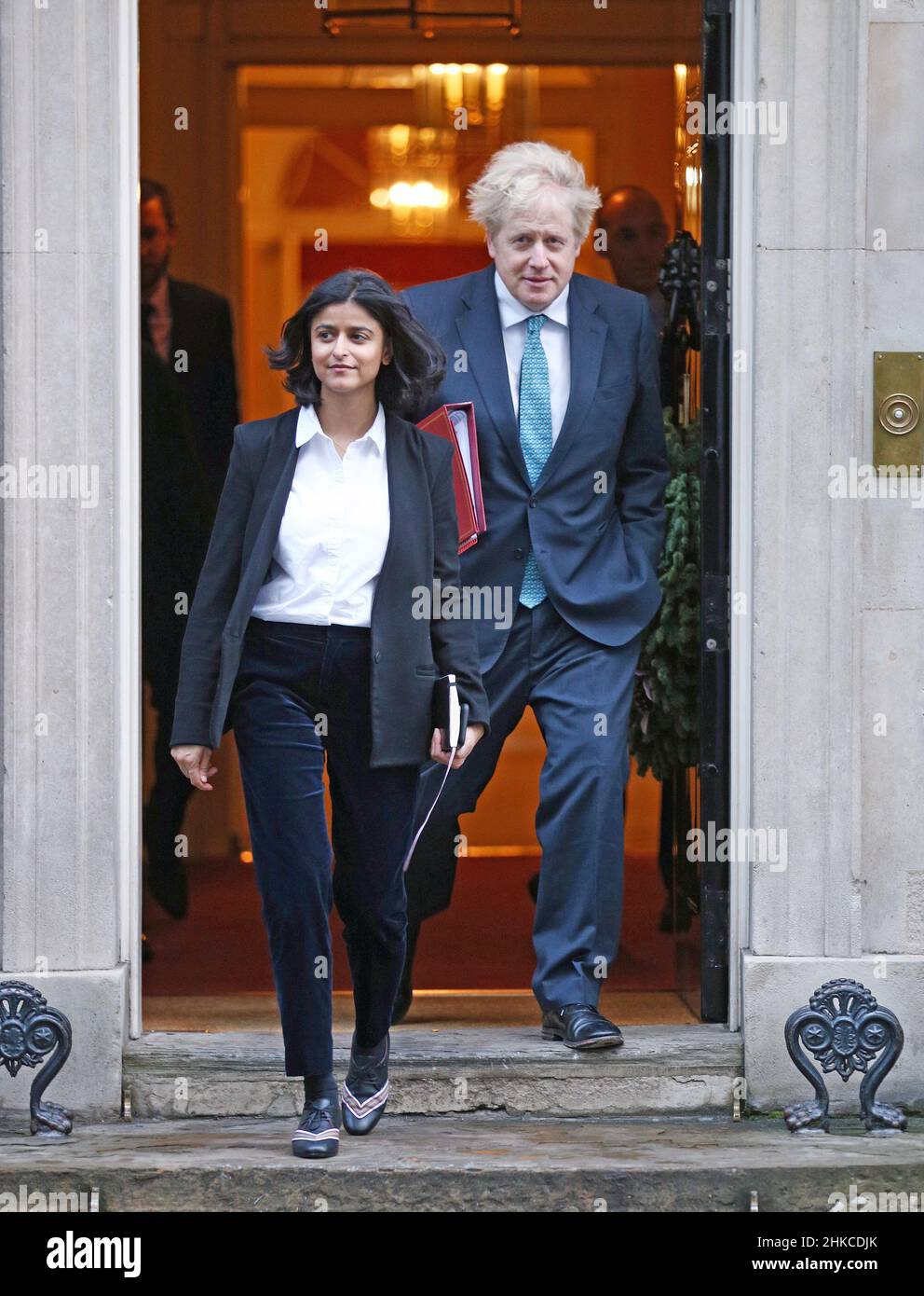 Photo du dossier datée du 15/12/2020, du Premier ministre Boris Johnson sortant de sa résidence officielle dans Downing Street à Londres, en compagnie de munir Mirza, directeur de l'unité des politiques numéro 10, qui a démissionné après que le PM n'ait pas présenté de excuses pour avoir utilisé un taupe « actuel » de Jimmy Savile contre Sir Keir Starmer.Date d'émission : jeudi 3 février 2022. Banque D'Images