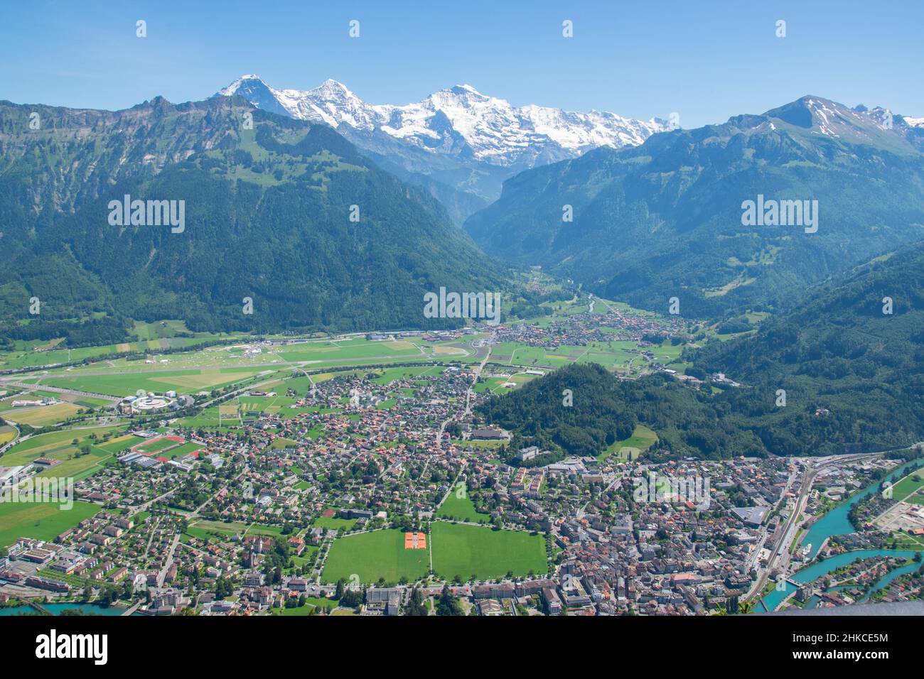 Vue imprenable sur la ville aérienne et la nature depuis le sommet d'Interlaken, Harder Kulm, vue sur la ville Banque D'Images