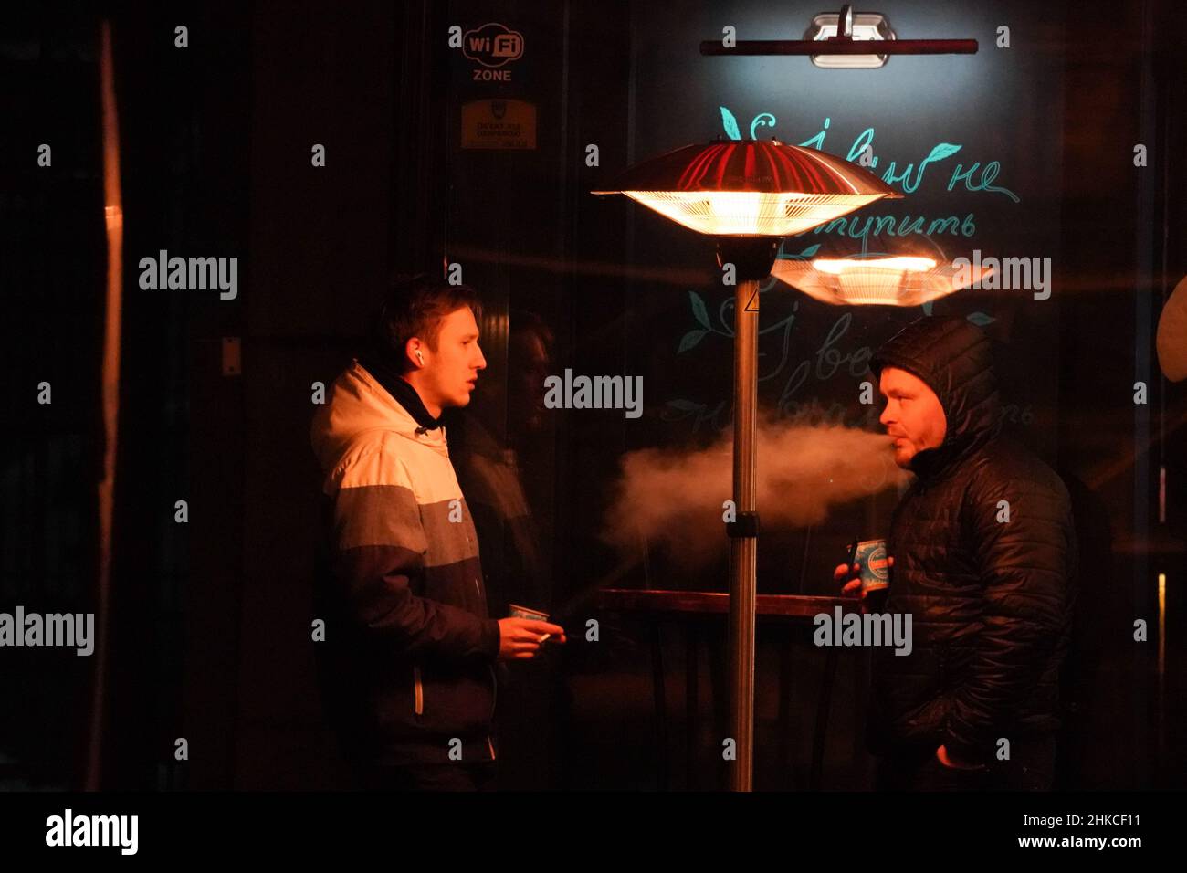 Kiev, Ukraine.3rd févr. 2022.Deux hommes partagent une boisson et un pape devant un bar le 3 février 2022 à Kiev, en Ukraine.(Image de crédit : © Bryan Smith/ZUMA Press Wire) Banque D'Images