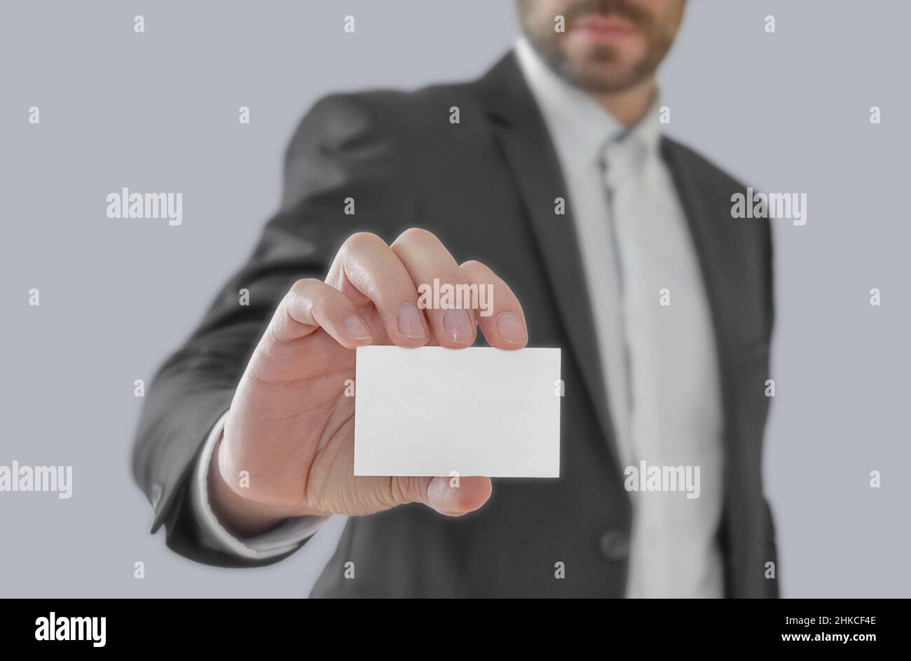 Homme d'affaires tenant une carte de visite en papier blanc Banque D'Images