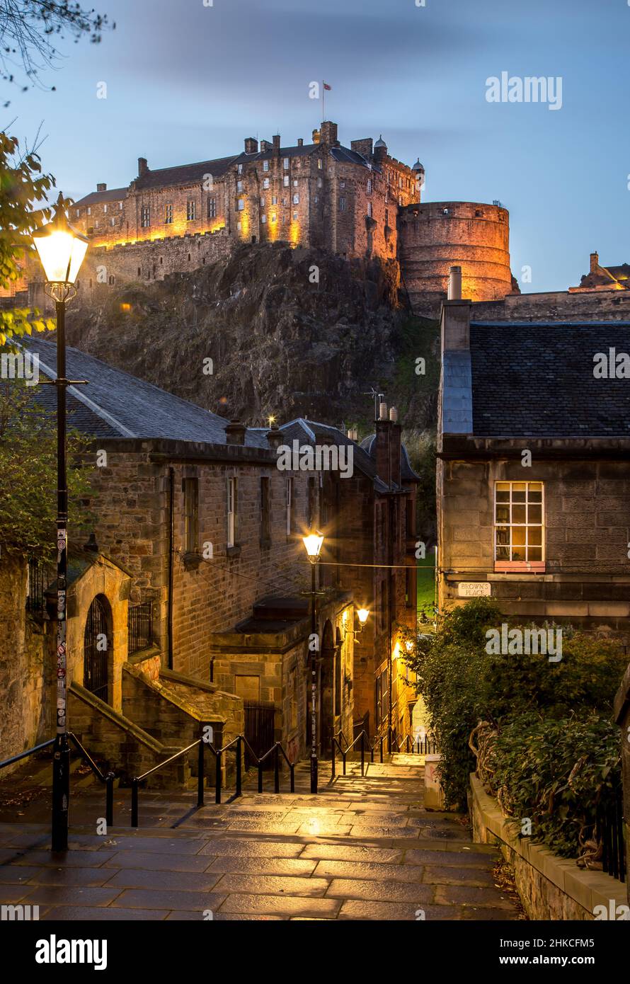 La belle vue sur le château d'Édimbourg prise de l'escalier de la rue Vennel Banque D'Images