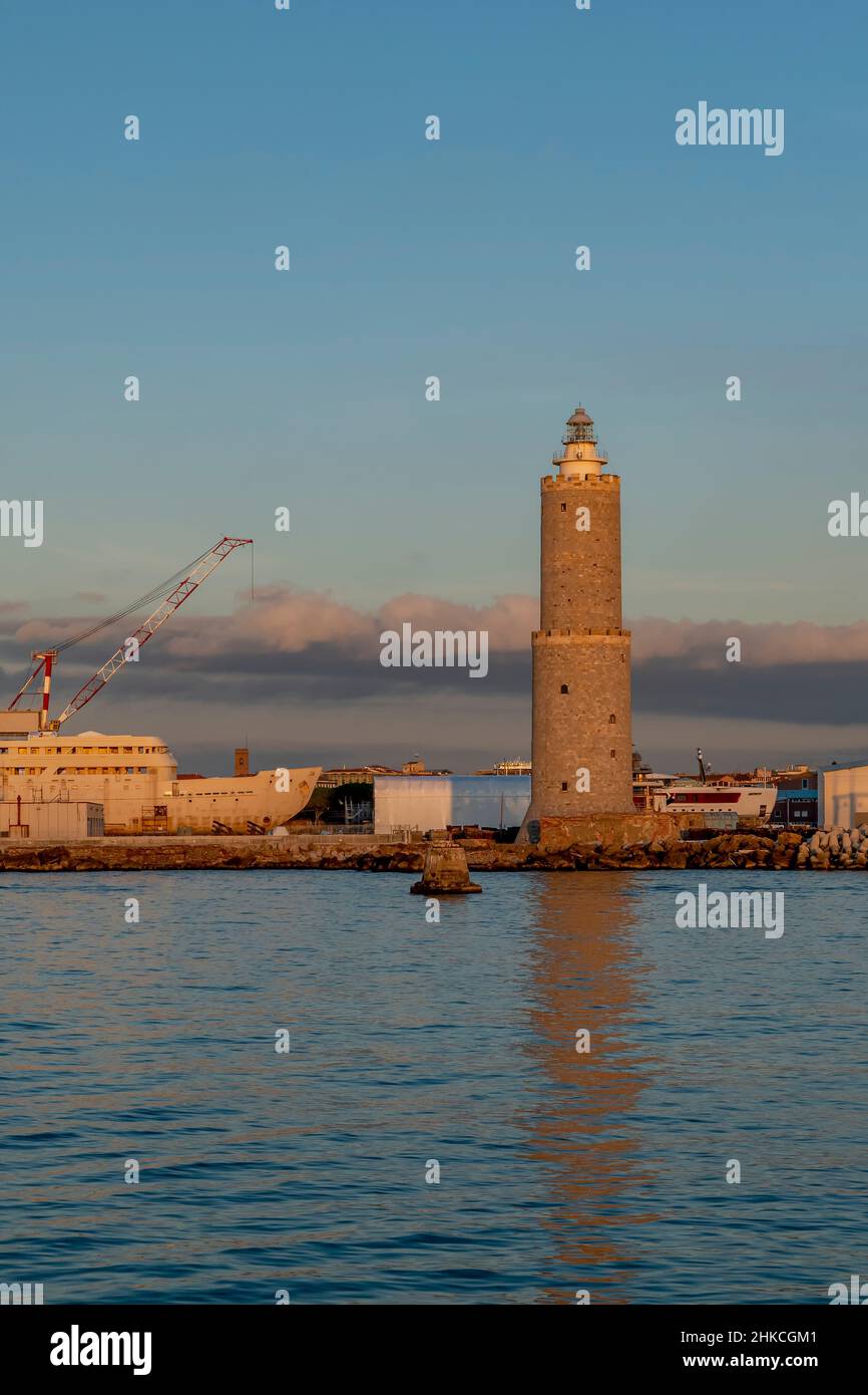 L'ancien phare du port de Livourne, en Italie, au coucher du soleil Banque D'Images