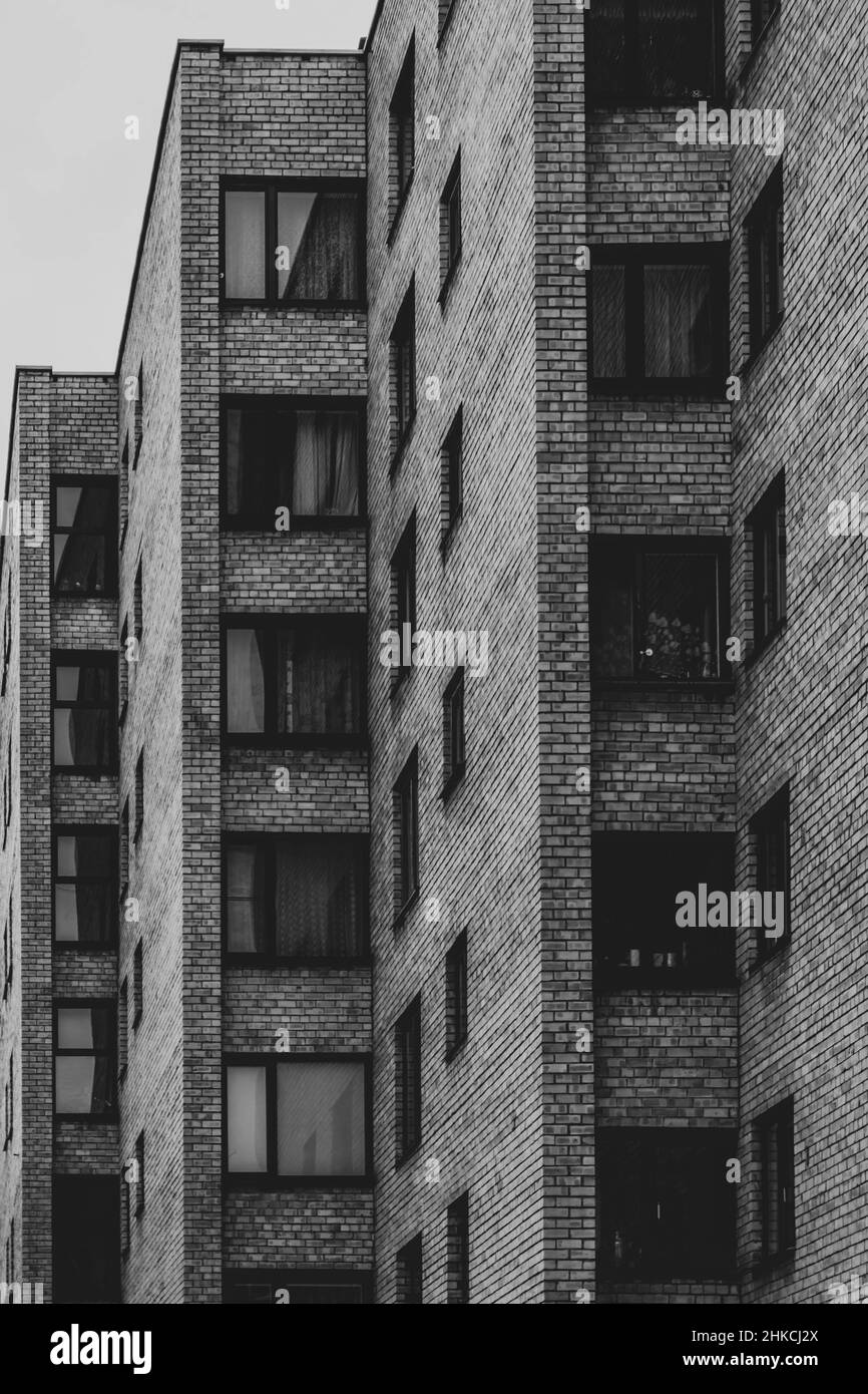 Photo noir et blanc du fragment de bâtiment d'appartement. Banque D'Images