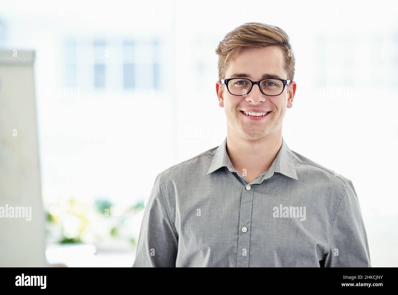 Mon travail m'accomplit.Portrait court d'un jeune homme employé de bureau. Banque D'Images