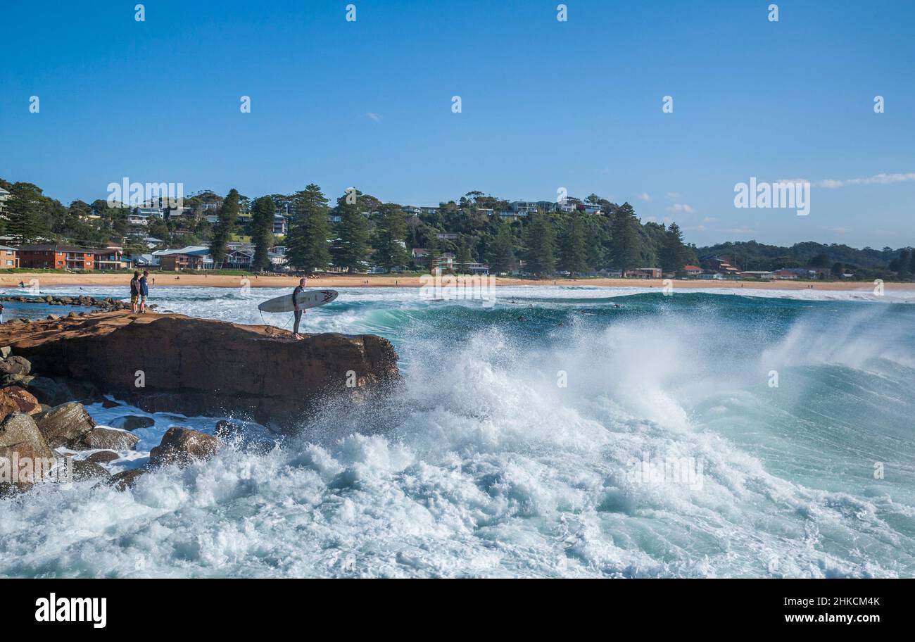 Surf périlleux à Avoca Rocks, Avoca Beach, sur la côte centrale de la Nouvelle-Galles du Sud, en Australie Banque D'Images