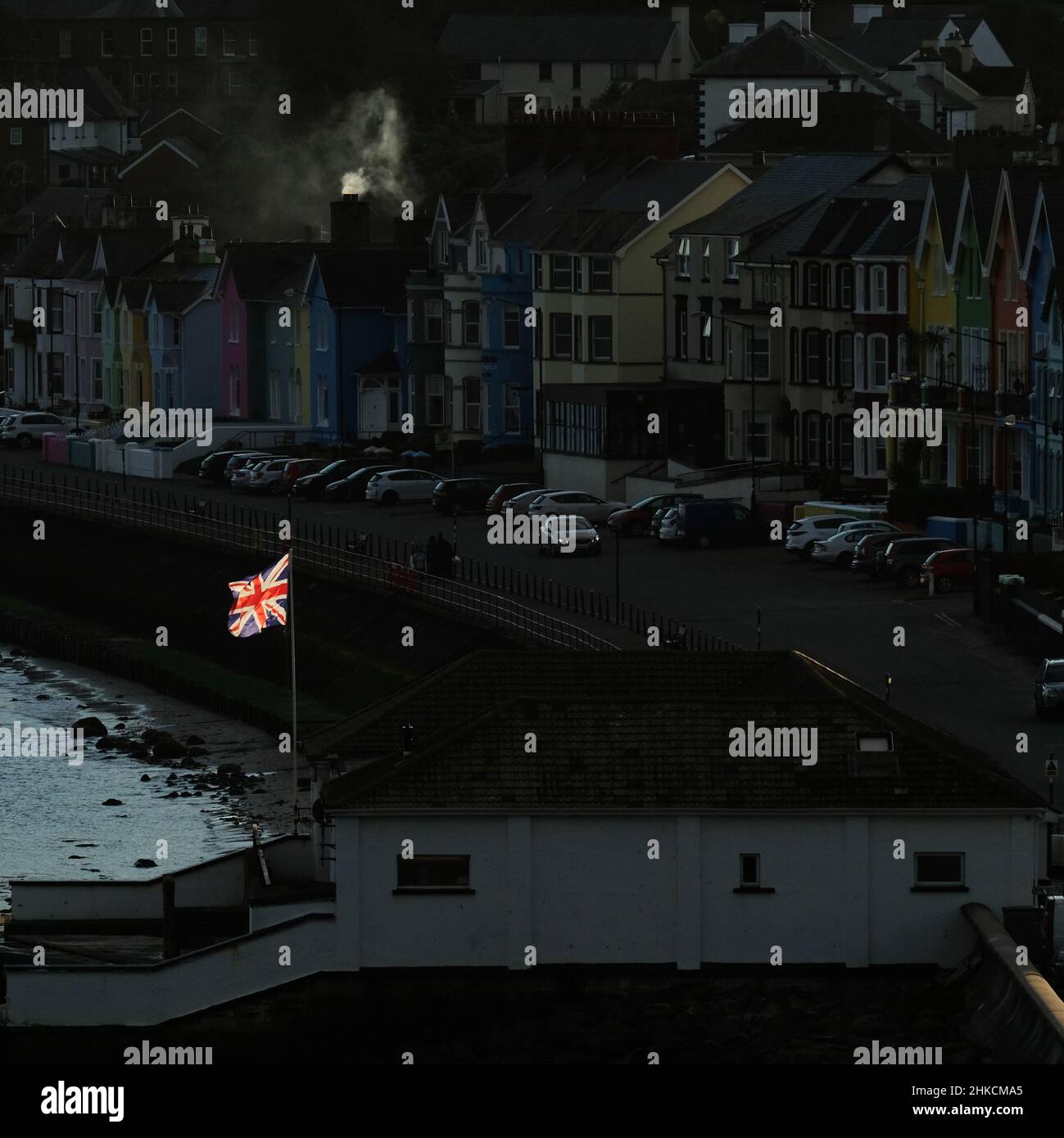 La lumière de la soirée dernière capture un Union Jack à Whitehead, en Irlande du Nord. Banque D'Images