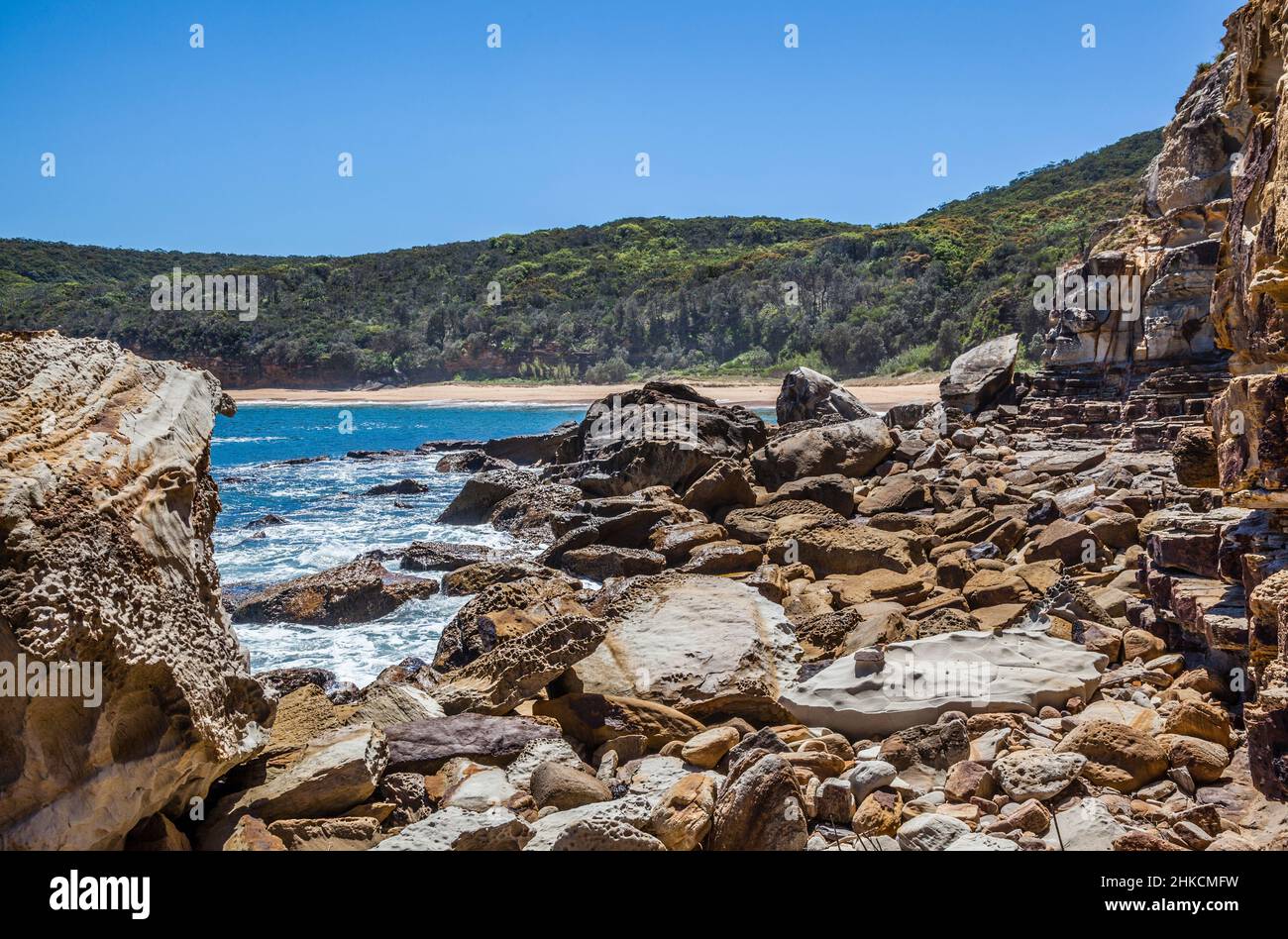 Rivage parsemé de rochers à Bouddi point dans la baie de Maitland, parc national de Bouddi, côte centrale, Nouvelle-Galles du Sud, Australie Banque D'Images