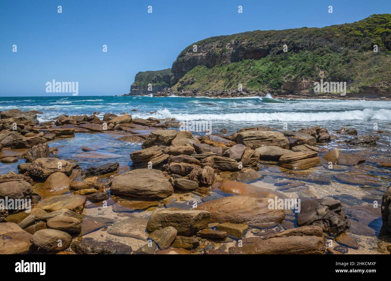 rivage de boulder parsemé à Little Beach, parc national de Bouddi, Central Coast, Nouvelle-Galles du Sud, Banque D'Images