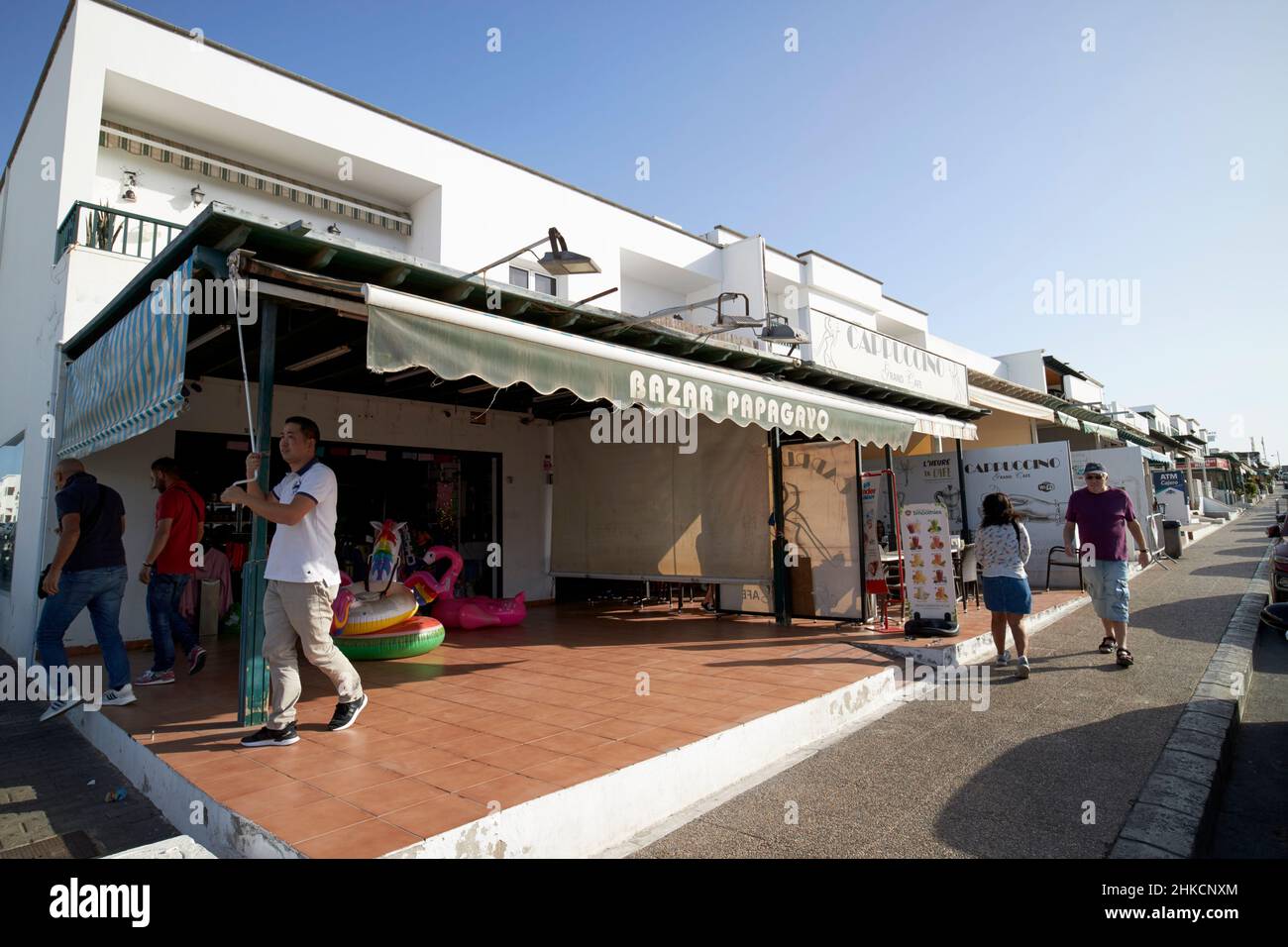 Ouverture des magasins de détail en début de matinée playa blanca Lanzarote Iles Canaries Espagne Banque D'Images
