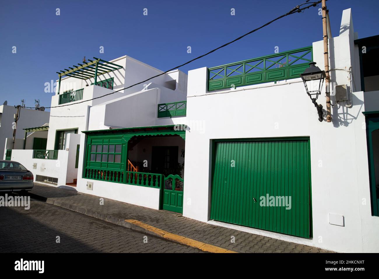 Appartements et maisons traditionnels blanchis à la chaux et décorés de détails peints en vert dans la vieille ville de playa blanca Lanzarote, en Espagne, aux îles Canaries Banque D'Images