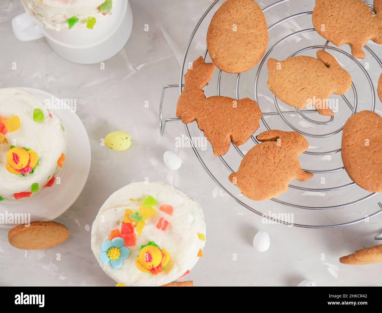 Arrière-plan de Pâques.Œufs de pâques heureux sur le nid.Œufs de Pâques. Carte de pâques.Pâques.Cookies de Pâques. Espace de copie Banque D'Images