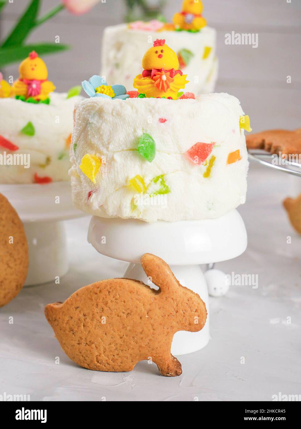 Arrière-plan de Pâques.Joyeux oeufs de Pâques dans le nid.Œufs de Pâques.Pâques créatives.Lapin.Cookies. Espace de copie Banque D'Images