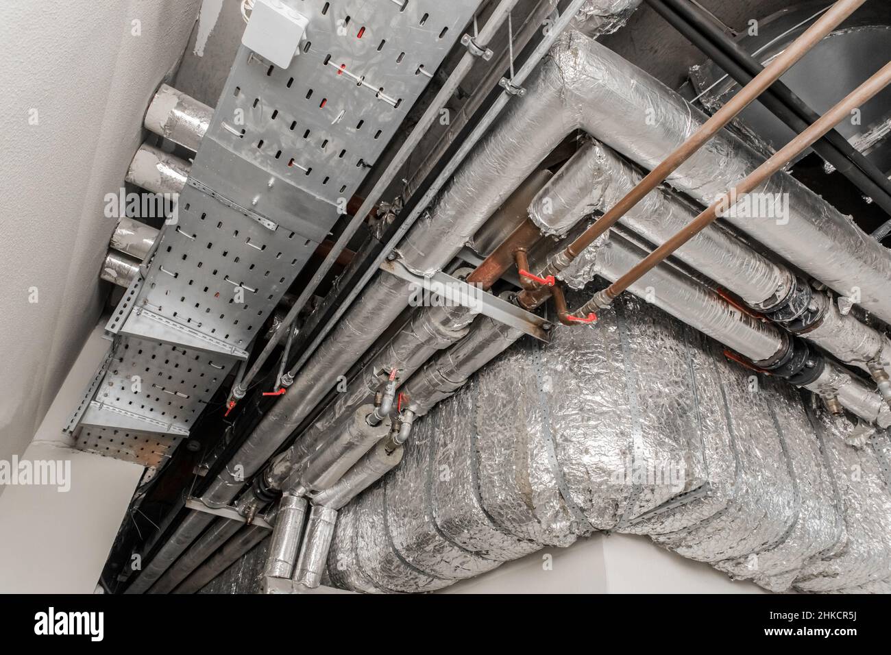 Ventilation système de climatisation dans un conduit de matériau d'isolation  thermique conduite cvca sur le plafond d'une usine industrielle Photo Stock  - Alamy