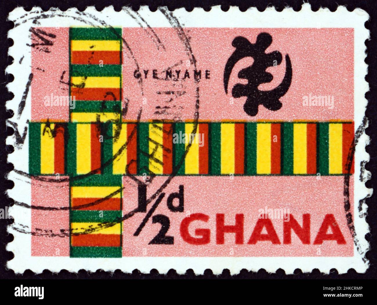GHANA - VERS 1959 : un timbre imprimé au Ghana montre le tissu Kente et le symbole de l'omnipotence de Dieu, vers 1959 Banque D'Images
