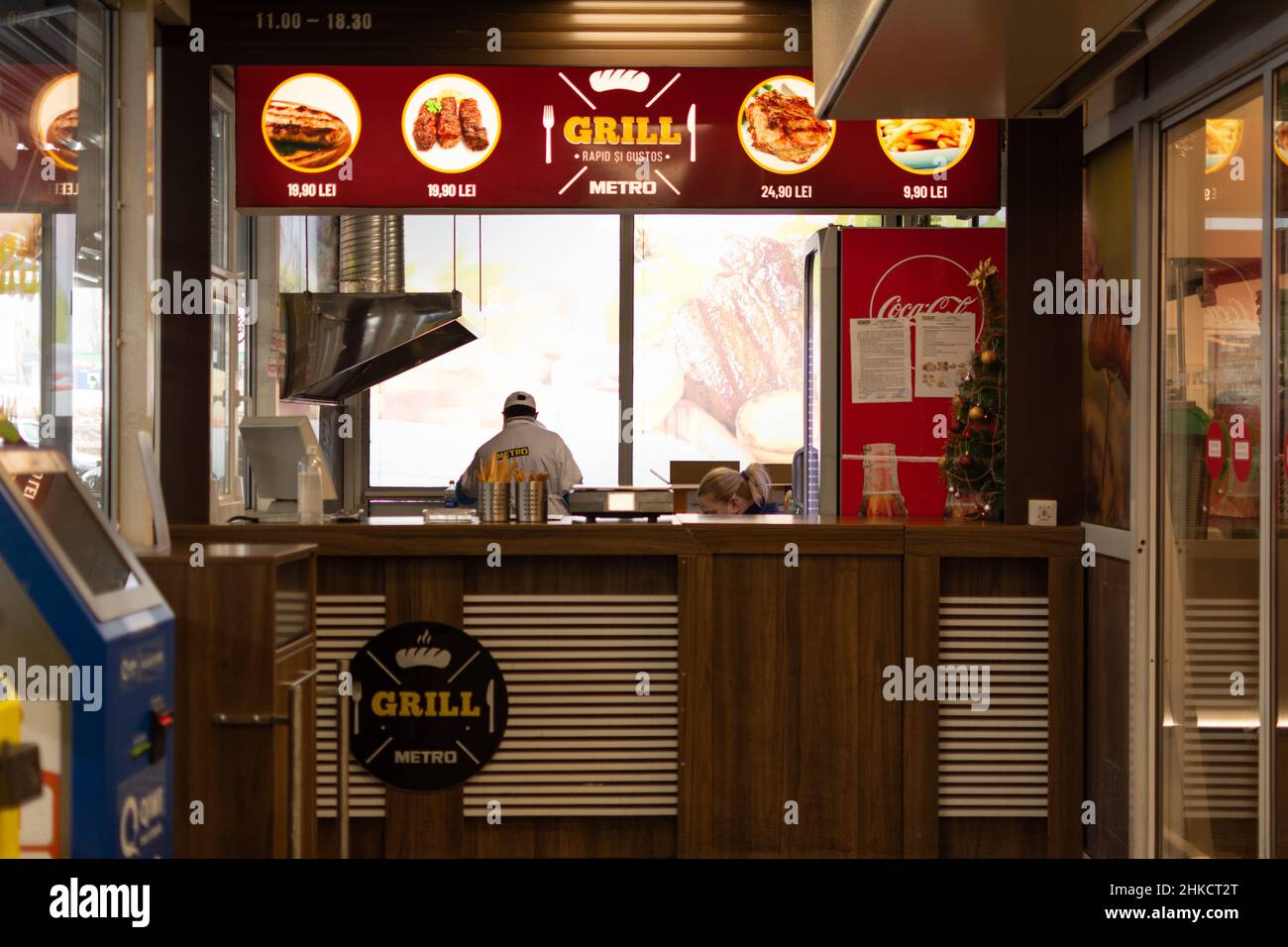 Chisinau, Moldova - 23 janvier 2022 Grill Metro - Restaurant de restauration rapide dans l'hypermarché Metro Cash Carry.Concept de restauration rapide. Banque D'Images