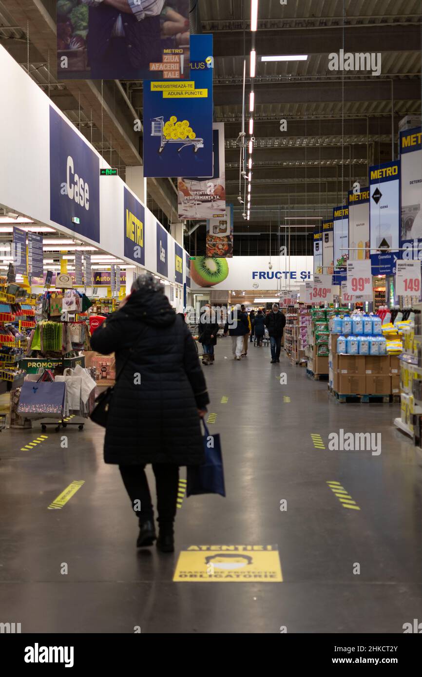 Chisinau, Moldova - 23 janvier 2022 : à l'intérieur du Metro Cash Carry pendant la pandémie du coronavirus. Banque D'Images