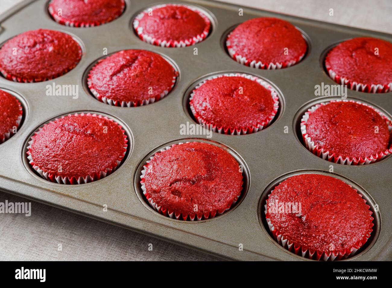 Délicieux petits gâteaux en velours rouge dans un stylo à four.Gros plan. Banque D'Images