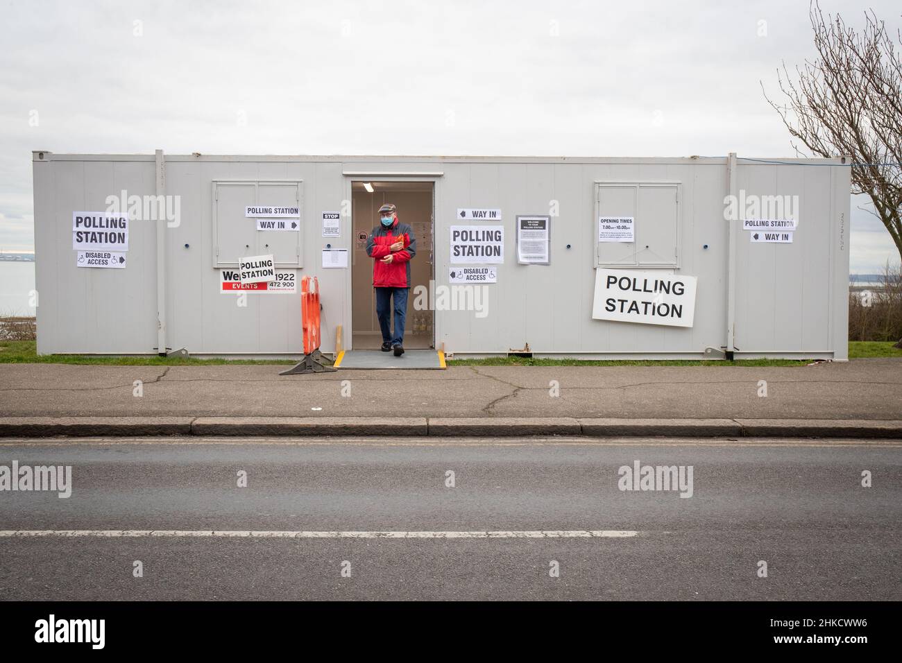 LEIGH-ON-SEA, 3 FÉVRIER 2O22, les habitants de Southend West arrivent à voter à un bureau de vote à l'élection partielle locale pour remplacer le député assassiné Sir David Amess le jeudi 3rd février 2022.(Crédit : Lucy North | MI News) crédit : MI News & Sport /Alay Live News Banque D'Images