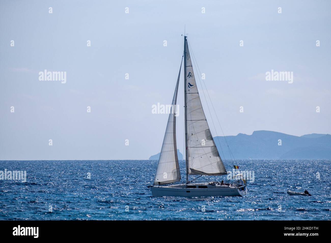 voilier en face de l'île de Cabrera, phare de ses Salines, Majorque, Iles Baléares, Espagne Banque D'Images