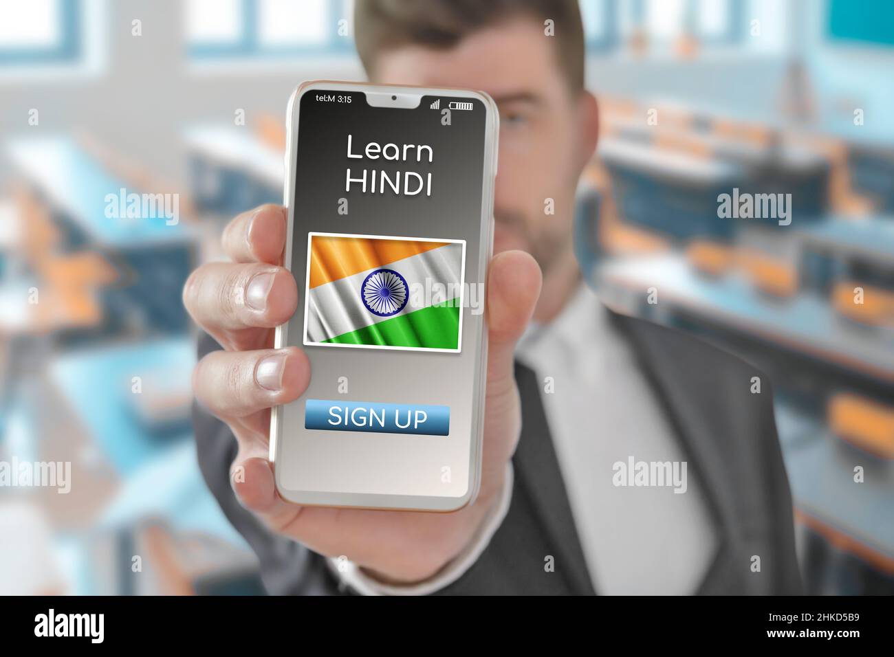 Concept en ligne Apprenez la langue hindi avec une personne montrant l'application e-learning sur téléphone mobile avec le drapeau de l'Inde Banque D'Images