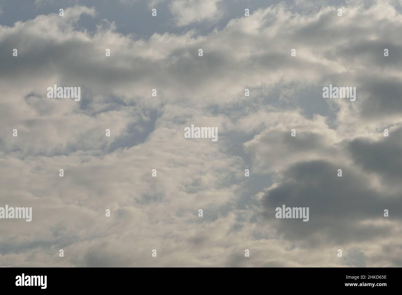 Ciel gris fortement nuageux pendant une journée pluvieuse aux pays-Bas, Europe. Banque D'Images
