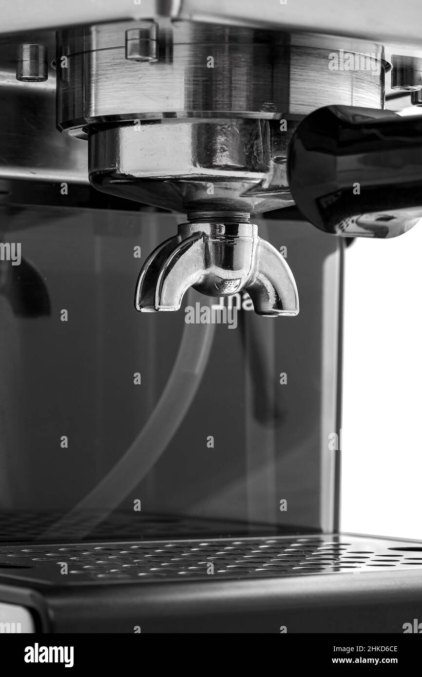un support avec porte-filtre pour espresso double est installé dans le groupe de tête d'une machine à café professionnelle en acier. Banque D'Images