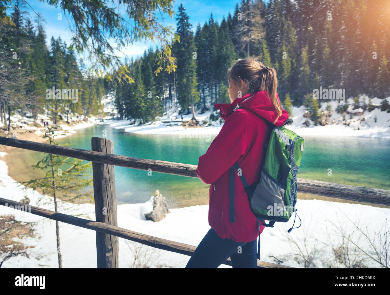 La jeune femme avec sac à dos est debout près du lac avec de l'eau bleue Banque D'Images