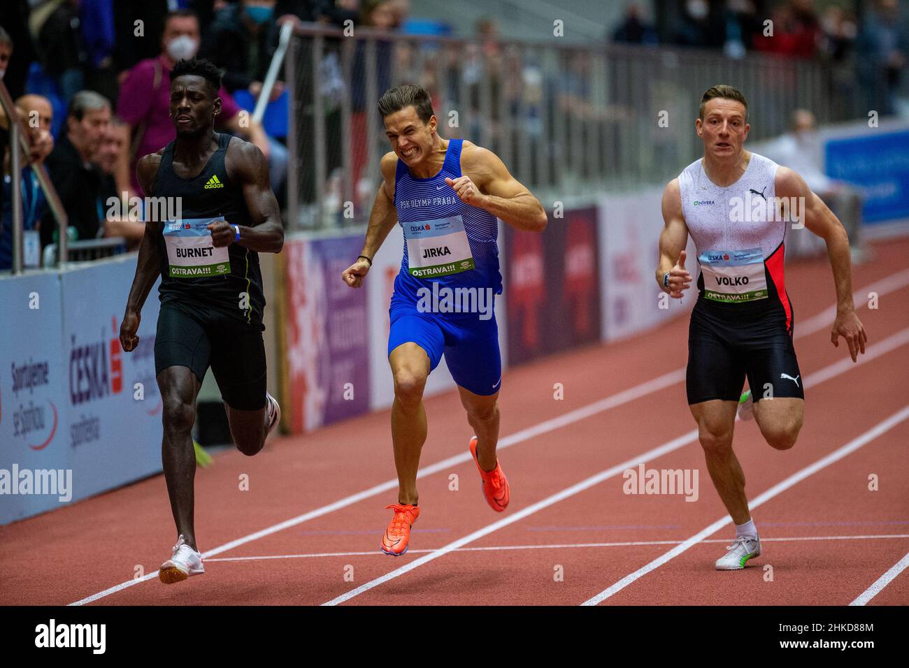 Ostrava, République tchèque.03rd févr. 2022.(G-D) Taymir Burnett, des pays-Bas, Jan Jirka, de la République tchèque, et Jan Volko, de la Slovaquie, participent à la course masculine de 200 mètres lors de la réunion d'athlétisme du Gala en salle tchèque à Ostrava, en République tchèque, le 3 février 2022.Crédit : Vladimir Prycek/CTK photo/Alay Live News Banque D'Images
