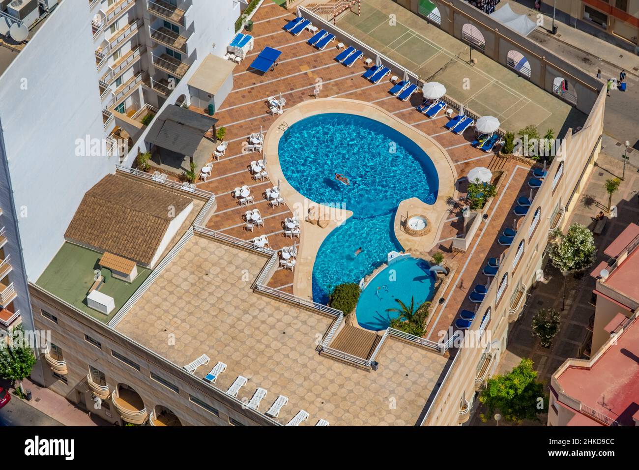Vue aérienne, piscine sur le toit de l'hôtel Hotel Kilimanjaro, Majorque, Iles Baléares, Espagne, ES,Europe, femme en piscine, hôtel, équipements de l'hôtel, chaud Banque D'Images