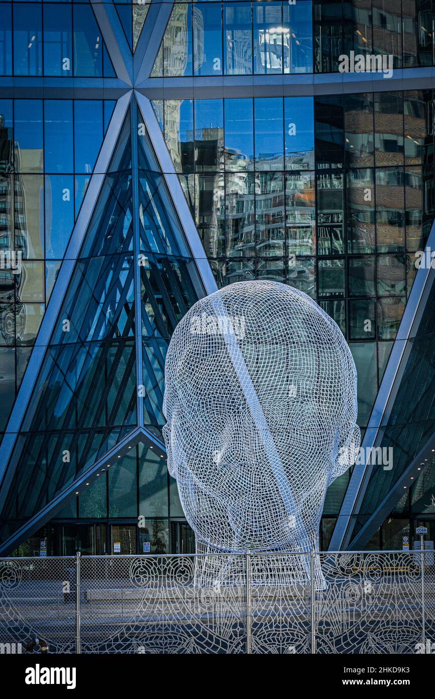 Wonderland sculpture de Jaume Plensa. Bow Tower, Calgary, Alberta, Canada Banque D'Images
