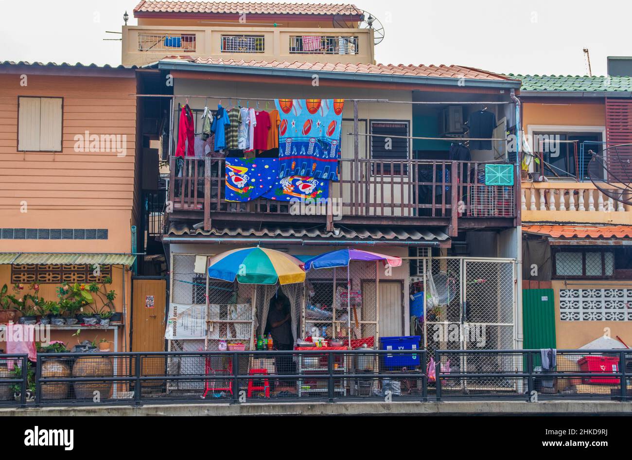 Bâtiments résidentiels pauvres directement sur les Klongs de la rivière Chao Phraya à Bangkok Thaïlande Asie Banque D'Images