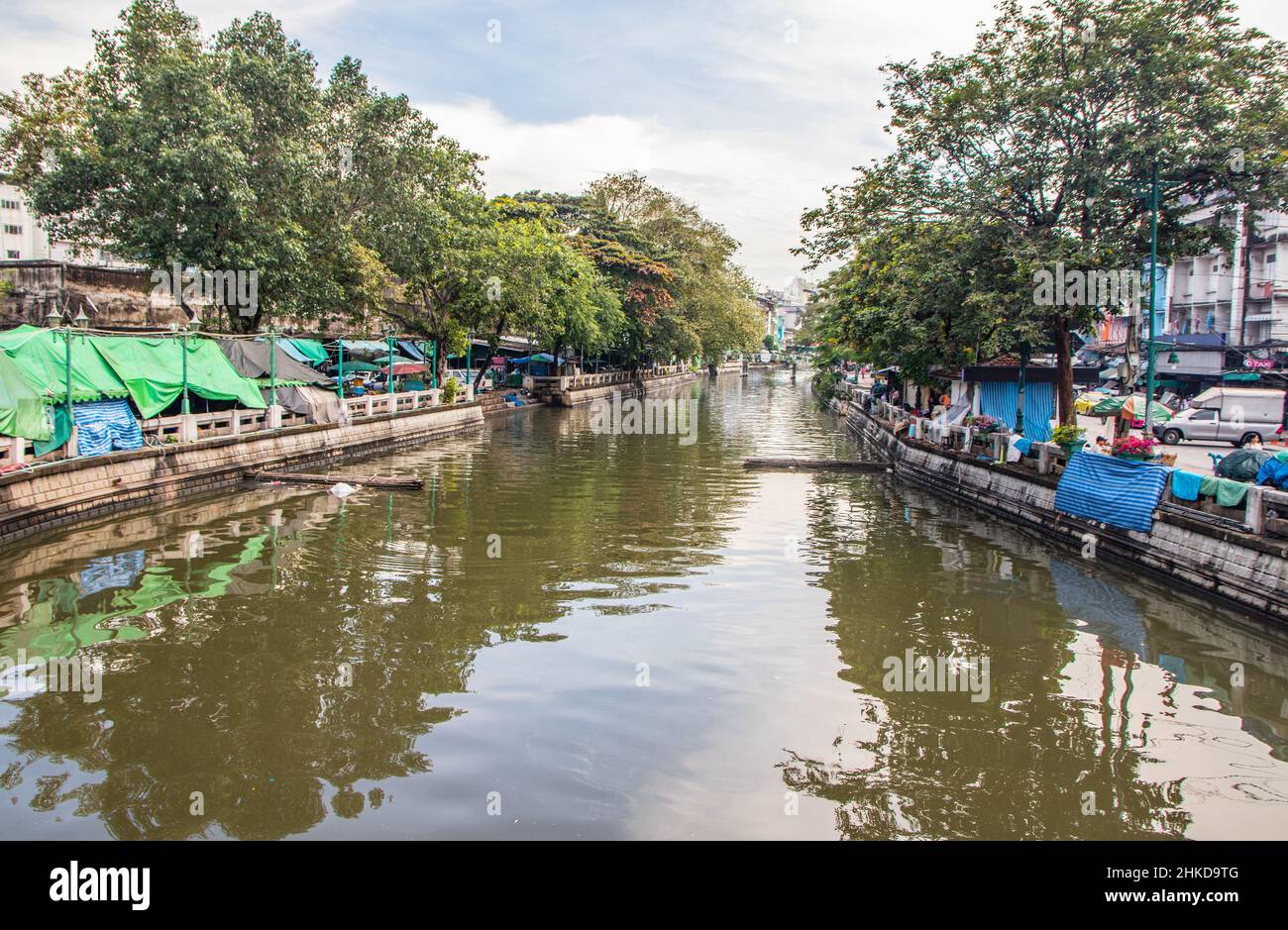 Bâtiments résidentiels pauvres directement sur les Klongs de la rivière Chao Phraya à Bangkok Thaïlande Asie Banque D'Images