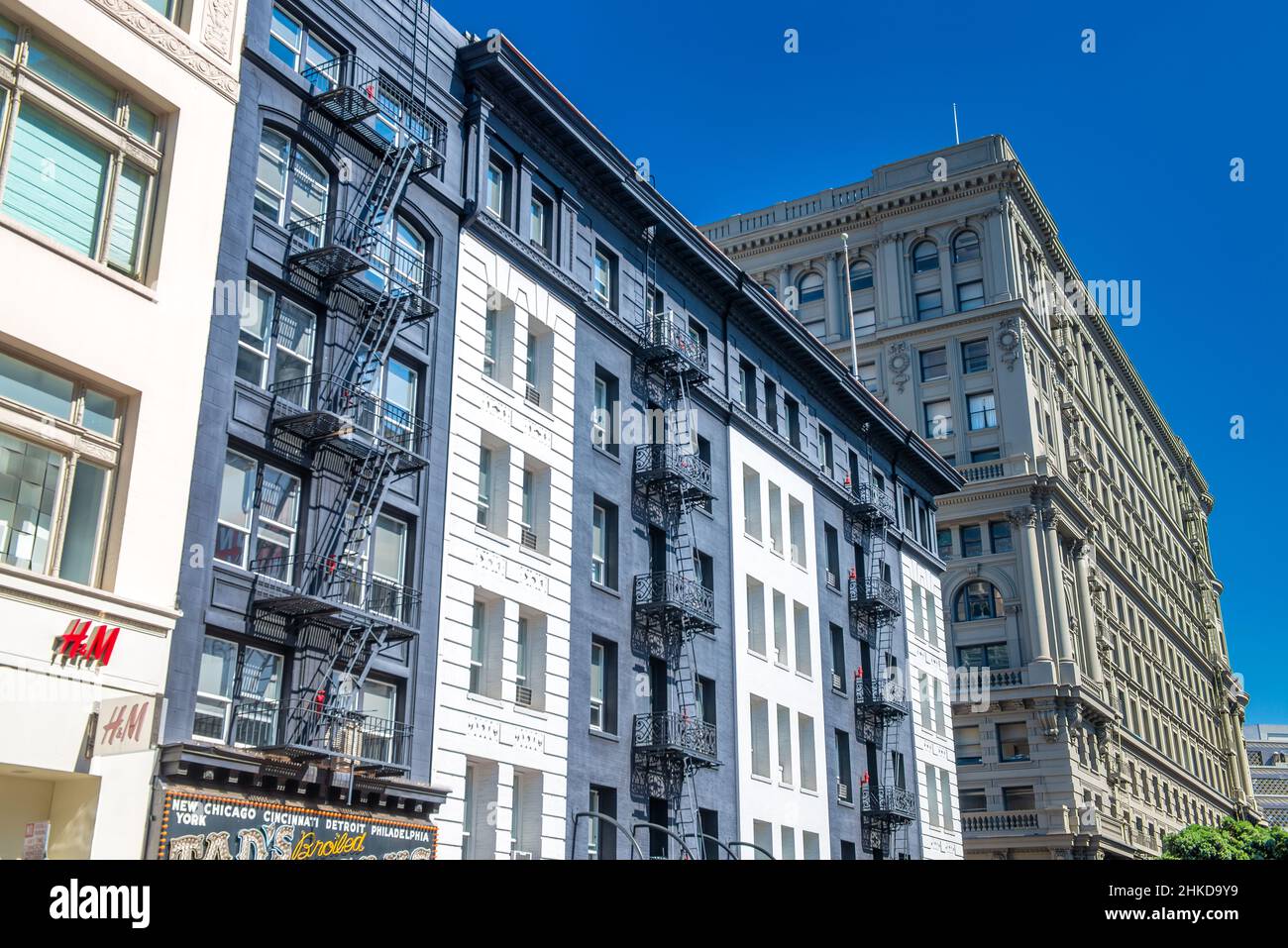 San Francisco, Californie - 6 août 2017 : vieux bâtiments de San Francisco dans Market Street Banque D'Images