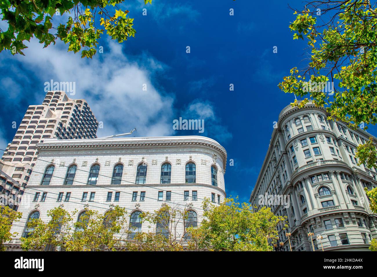 San Francisco, Californie - 6 août 2017 : bâtiments de Market et Fifth Street. Parc55, Bank of America et Flood Building Banque D'Images