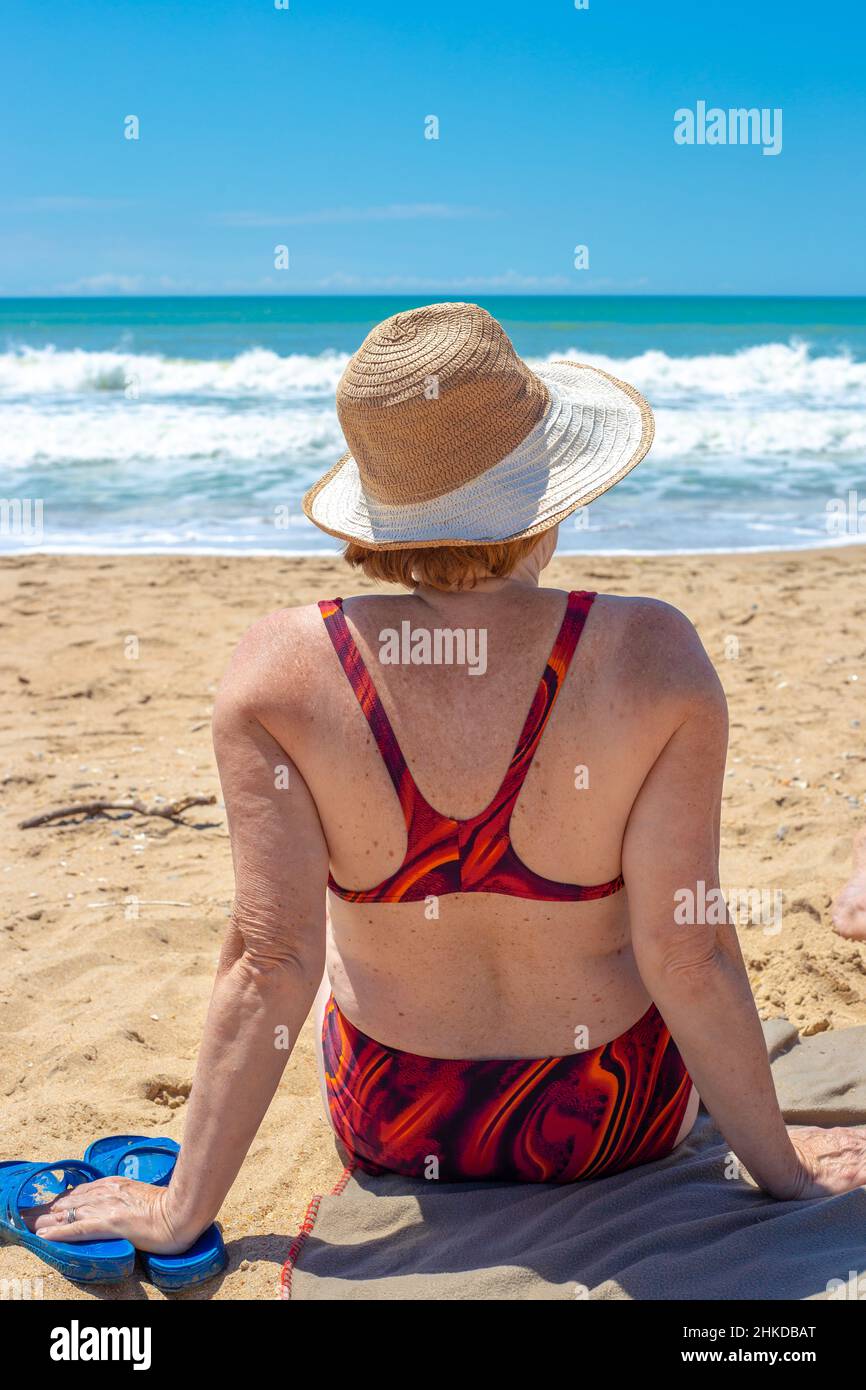 Femme mure maillot de bains Banque de photographies et d'images à haute  résolution - Alamy