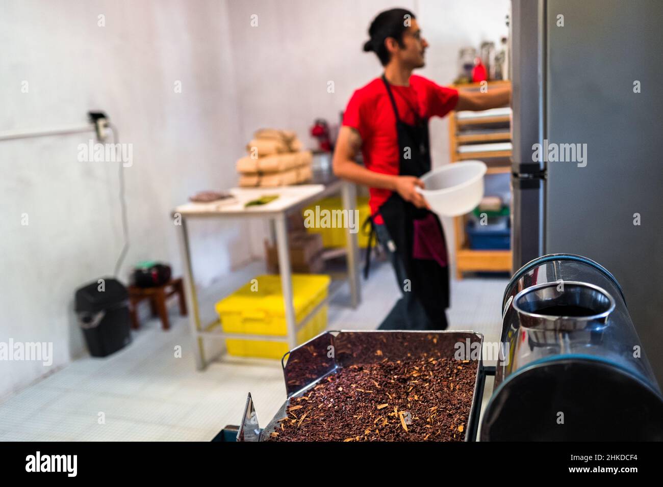 Une machine à moulin, chargée de haricots caçao écrasés mélangés à de la cannelle, travaille dans la fabrication artisanale de chocolat à Xochistlahuaca, au Mexique. Banque D'Images