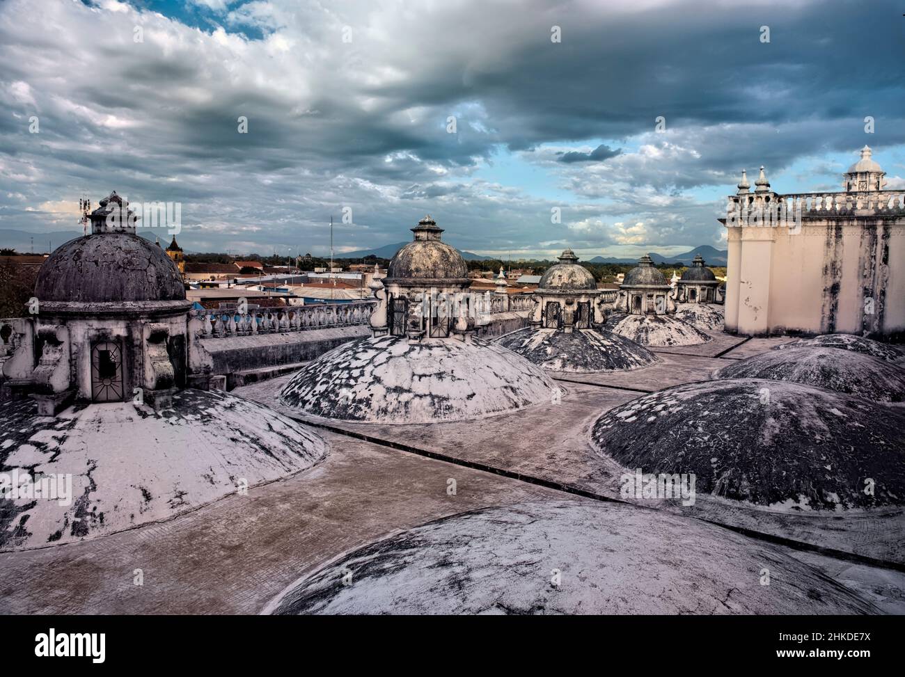 Les magnifiques dômes sur le toit de la cathédrale de León, classée au patrimoine mondial de l'UNESCO, León, Nicaragua Banque D'Images
